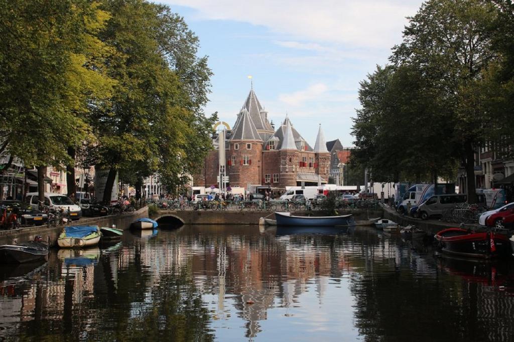 A304 Romantic Seaship In Top Center Amsterdam Exteriör bild