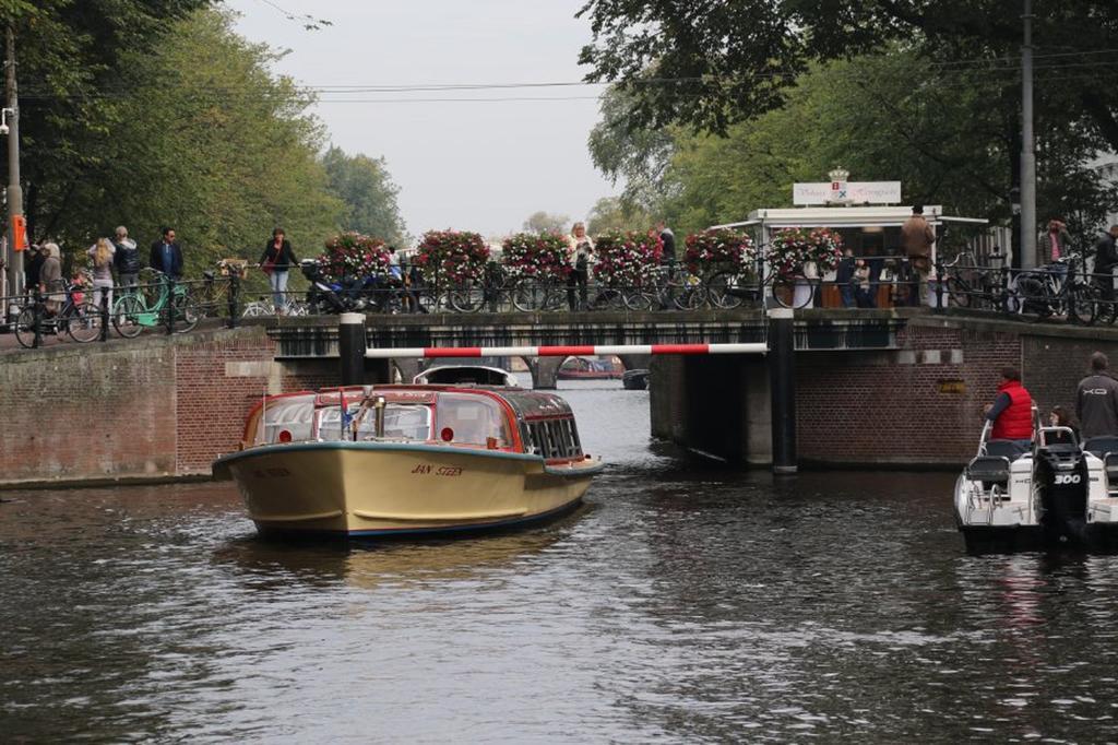 A304 Romantic Seaship In Top Center Amsterdam Exteriör bild